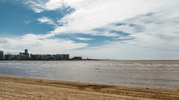 乌拉圭的沙滩 海洋和蒙得维的亚市的特写镜头 — 图库照片