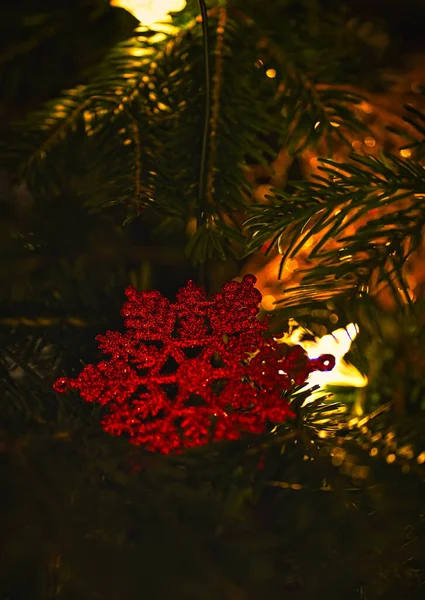 Een Close Van Kerstboom Decoraties Met Een Aantal Bokeh Lichten — Stockfoto