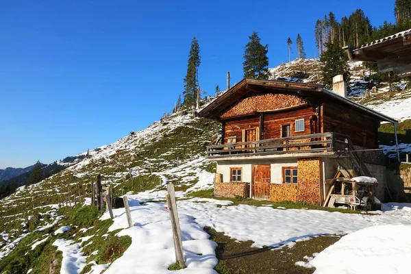 Une Maison Rurale Sous Ciel Bleu Ensoleillé Alpbachtal Autriche — Photo