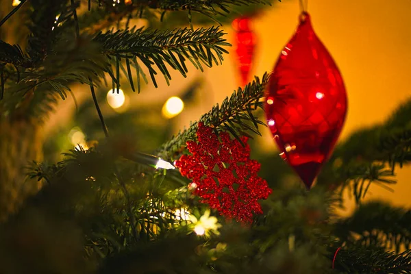 Een Close Van Kerstboom Decoraties Met Een Aantal Bokeh Lichten — Stockfoto