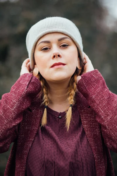 Een Verticaal Portret Van Een Blonde Jonge Dame Met Een — Stockfoto