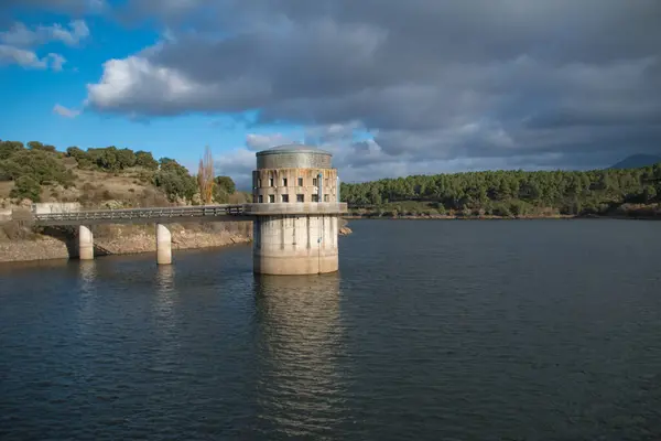 Eine Zementbrücke Und Ein Turm Über Einem Schönen See — Stockfoto