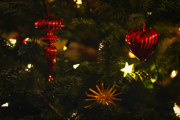 Een Close Van Kerstboom Decoraties Met Een Aantal Bokeh Lichten — Stockfoto