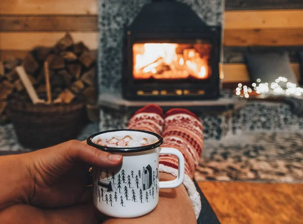 Eine Frau Hält Winter Einen Becher Kakao Oder Heiße Schokolade — Stockfoto