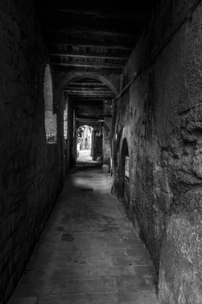 Сірий Знімок Вузького Тунелю Вимкненою Лампою — стокове фото