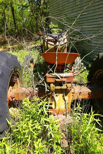 Tiro Vertical Velho Quebrado Trator Quintal — Fotografia de Stock