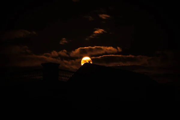 Silhuetas Dos Edifícios Sol Atrás Das Nuvens — Fotografia de Stock