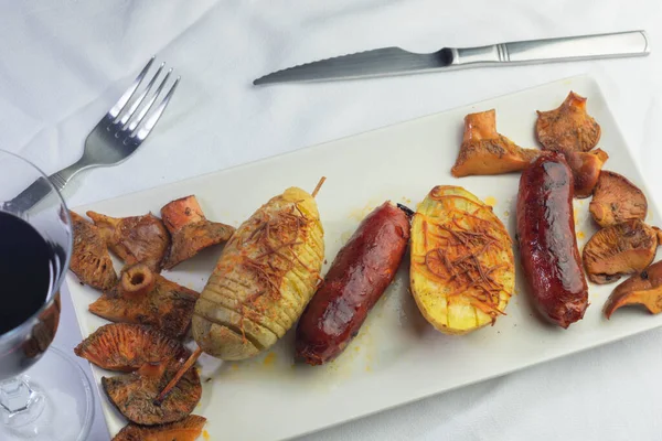 Uno Scatto Selettivo Verdure Fritte Piatto Con Bicchiere Vino — Foto Stock