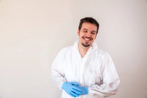 Médico Sorridente Máscara Vestindo Terno Proteção Epi Para Coronavírus Conceito — Fotografia de Stock