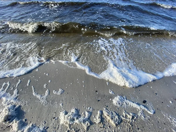 Eine Aufnahme Aus Dem Hochwinkel Des Meeres Schäumt Der Küste — Stockfoto