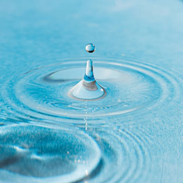 Detailní Záběr Kapky Vody Modré Vodě — Stock fotografie