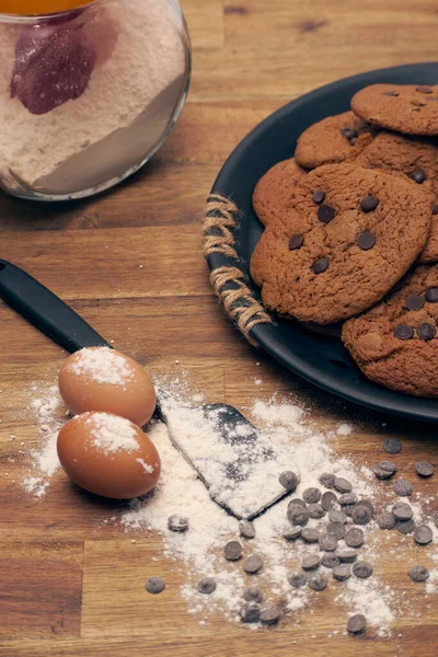 Colpo Verticale Piatto Biscotti Con Gocce Cioccolato Uova Sul Lato — Foto Stock