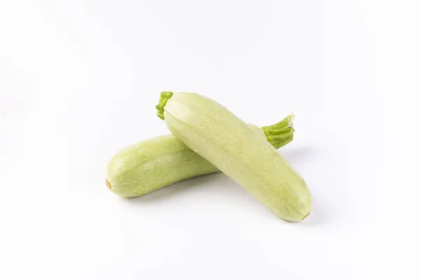 Δύο Zucchinis Απομονωμένα Λευκό Φόντο — Φωτογραφία Αρχείου