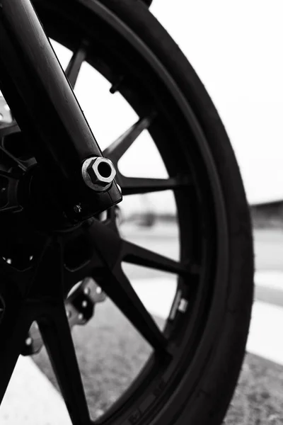 Vertikální Záběr Černého Motocyklového Kola — Stock fotografie