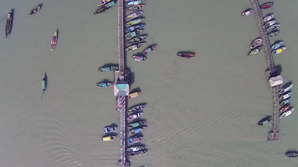 Een Bovenaanzicht Vanuit Lucht Van Vele Afgemeerde Zeilboten Opgesteld Pieren — Stockfoto