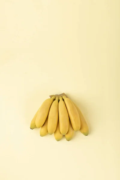 Monte Bananas Frescas Isoladas Fundo Amarelo — Fotografia de Stock