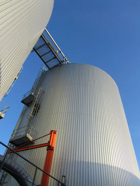 Zwei Biogasfermenter Zeigen Sich Vor Blauem Himmel Von Ihrer Besten — Stockfoto