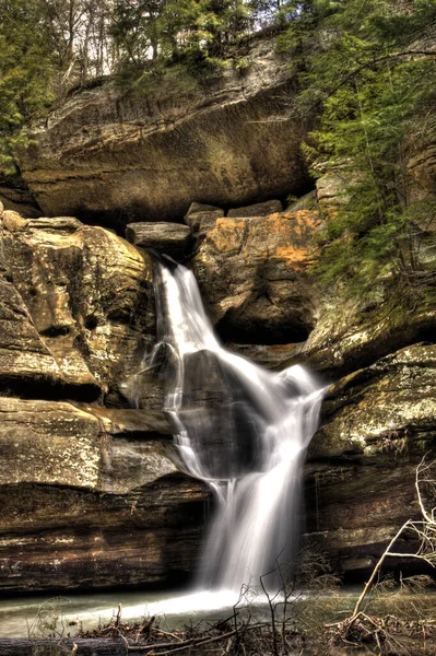 Tiro Vertical Uma Cachoeira Cercada Por Rochas Parque Estadual Hocking — Fotografia de Stock