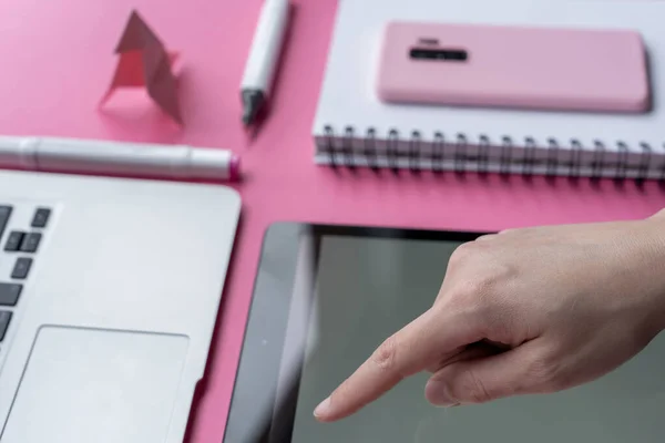 Una Toma Ángulo Alto Una Tableta Teléfono Celular Herramientas Escritura — Foto de Stock