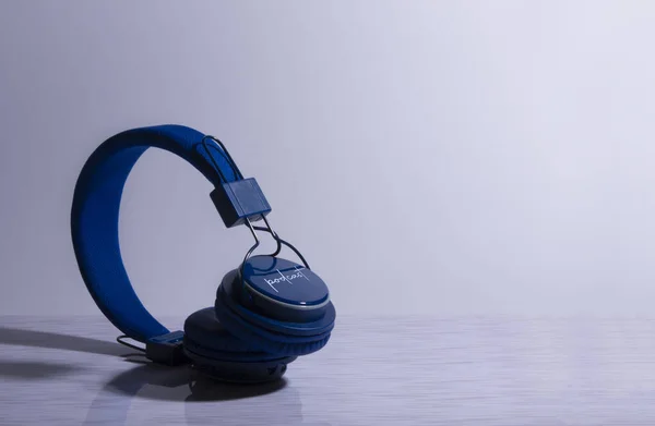 Primer Plano Auriculares Azules Con Palabra Podcast Una Superficie Blanca — Foto de Stock