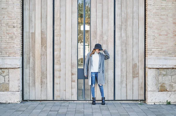 Una Hermosa Chica Caucásica Vestida Con Una Chaqueta Gris Suéter — Foto de Stock