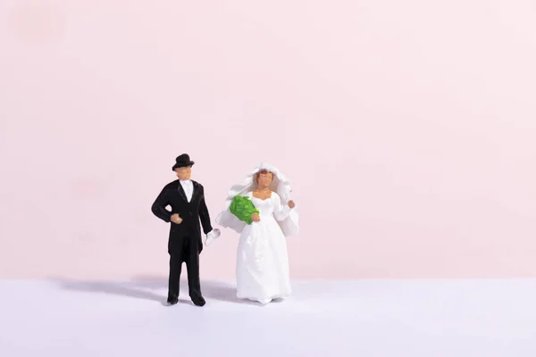 Een Miniatuur Bruid Bruidegom Koppel Roze Achtergrond Het Concept Van — Stockfoto