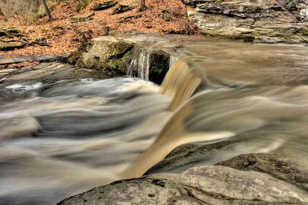 Ein Von Felsen Und Bäumen Umgebener Bach Einem Park Ohio — Stockfoto