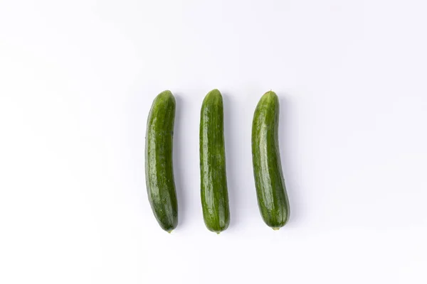 三个新鲜的黄瓜在一个 — 图库照片