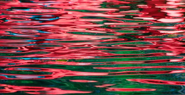Closeup Shot Water Surface Red Reflection — Stock Photo, Image