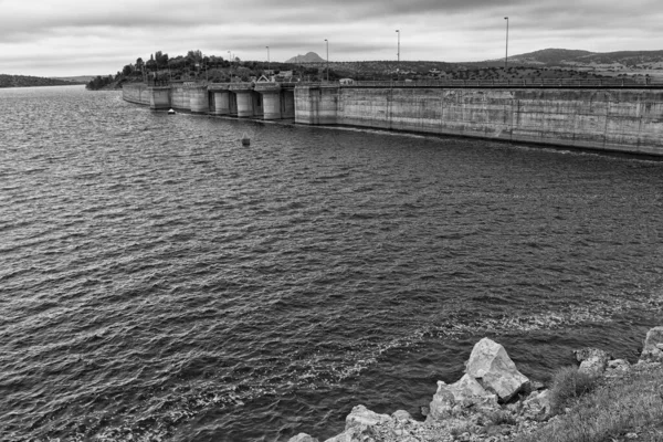 Tiro Escala Cinza Reservatório Localizado Província Badajoz Espanha — Fotografia de Stock