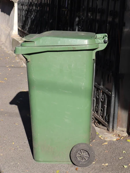 Ένα Κάθετο Πλάνο Ενός Πράσινου Κάδου Ανακύκλωσης Στο Δρόμο — Φωτογραφία Αρχείου
