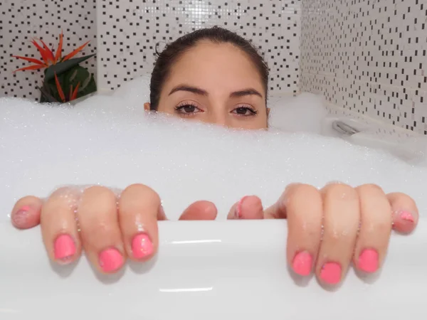 Woman Sticking Her Head Out Foam Bathtub Taking Relaxing Bath — Stock Photo, Image