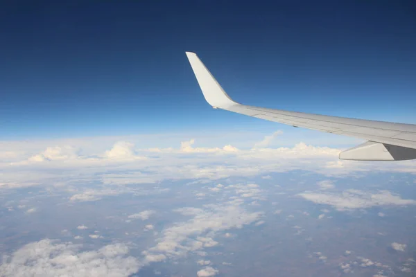 Egy Repülő Szárnya Repül Felhős Felett — Stock Fotó