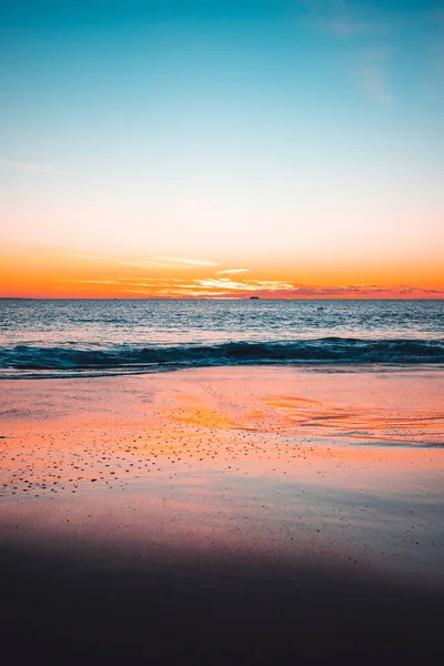 Вертикальний Знімок Океану Узбережжя Під Небом Заходу Сонця — стокове фото
