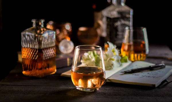 Glass Whiskey Notebook Pen — Stock Photo, Image