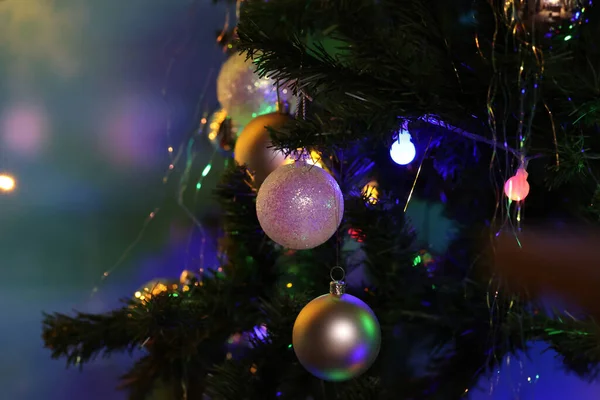 Primer Plano Hermosos Juguetes Brillantes Cuelgan Árbol Navidad — Foto de Stock