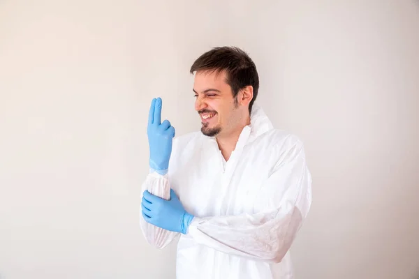 Médico Adulto Alegre Consertando Suas Luvas Látex Enquanto Usava Equipamentos — Fotografia de Stock