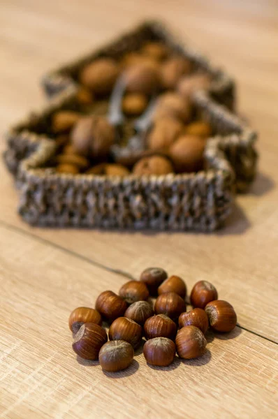 Eine Selektive Fokusaufnahme Von Einem Haufen Haselnüsse Einem Weihnachtsbaumförmigen Geflochtenen — Stockfoto