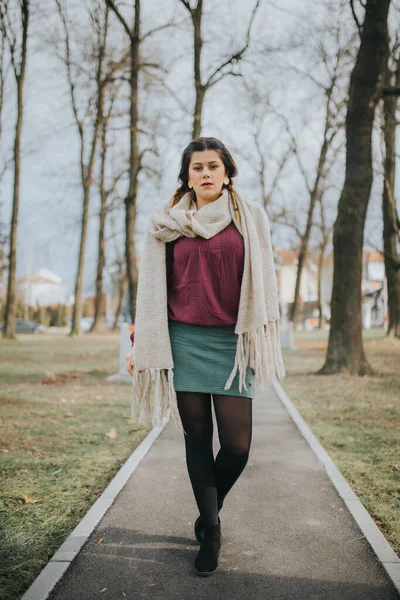 Een Portret Van Een Brunette Jonge Dame Met Een Sjaal — Stockfoto