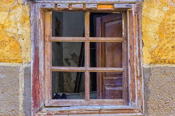 Een Dichtbij Shot Van Een Venster Van Een Verlaten Huis — Stockfoto