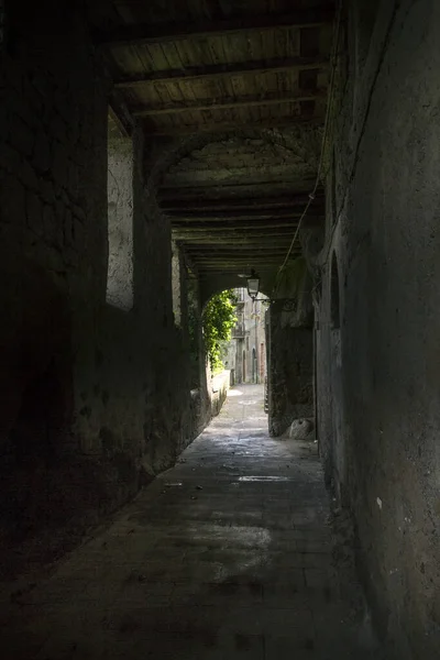 Een Verticale Opname Van Een Smalle Tunnel Met Een Uitgeschakelde — Stockfoto