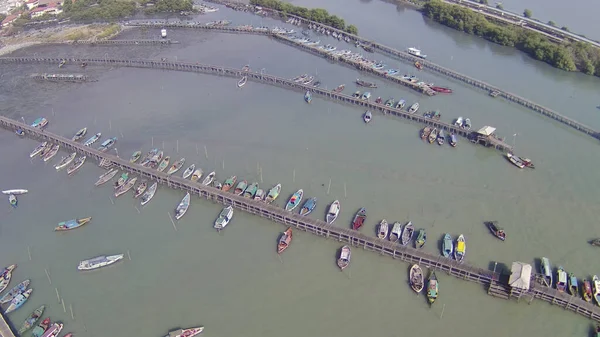 Una Toma Aérea Muchos Barcos Vela Amarrados Alineados Los Muelles — Foto de Stock