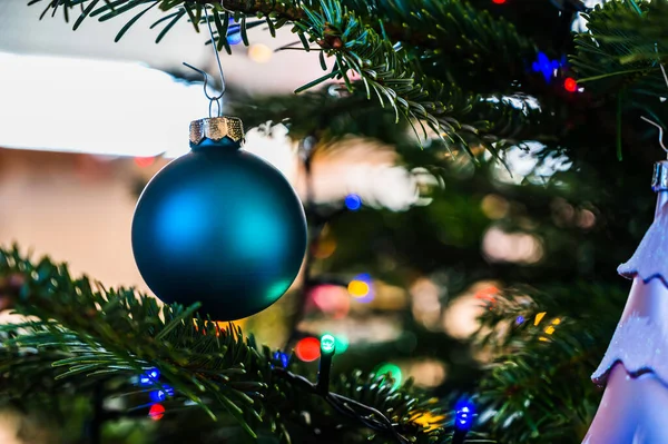 Tiro Close Uma Bola Natal Verde Uma Árvore Natal Decorada — Fotografia de Stock