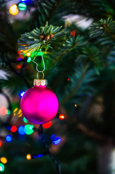 Disparo Vertical Una Bola Navidad Rosa Árbol Navidad Decorado Con — Foto de Stock