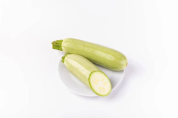 Skivad Zucchini Isolerad Vit Bakgrund — Stockfoto