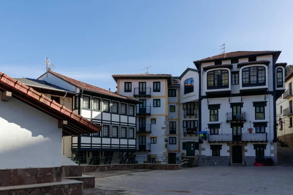 Fachada Alguns Edifícios Apartamentos Capturados Dia Ensolarado — Fotografia de Stock