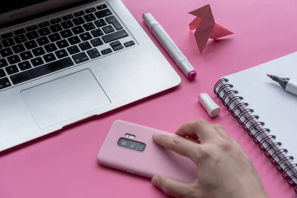 Teléfono Mano Con Marcadores Cuaderno Portátil Origami Cisne Sobre Fondo — Foto de Stock