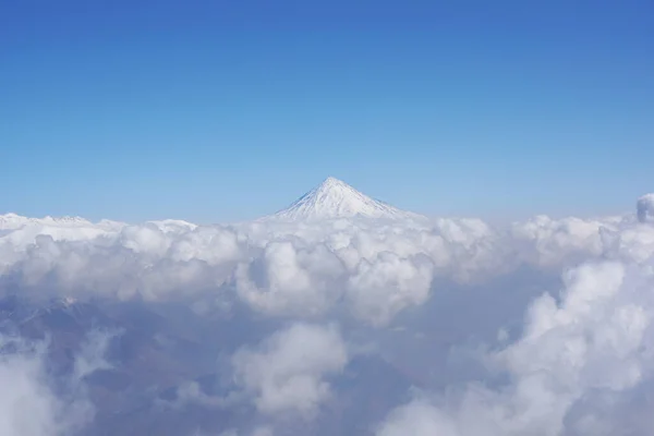 Magnífico Pico Damavand Rodeado Por Nuvens Capturadas Irão — Fotografia de Stock
