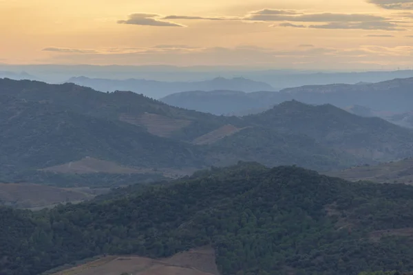 Vista Pôr Sol Através Das Montanhas Com Céu Laranja — Fotografia de Stock