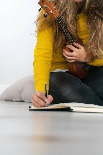 Egy Fiatal Spanyol Sárga Pólóban Ukulelén Játszik Művet Komponál Irodában — Stock Fotó